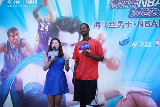 泰伦斯罗斯亲临济南 携手海飞丝续写篮球魅力