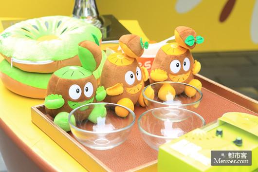 佳沛奇异果水世界现身申城吴江街,活力水FU